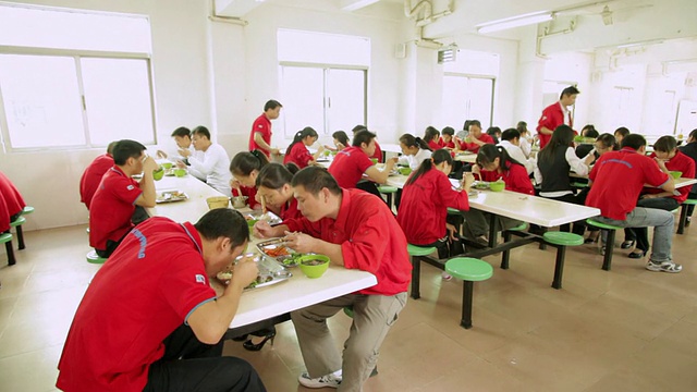 WS ZI员工在公司餐厅用餐/中国广东深圳视频下载
