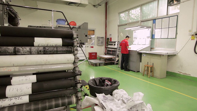 WS PAN打印技术员从打印机取纸检查打印质量/广东深圳视频下载