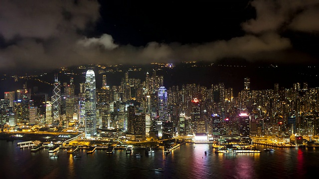 黄昏时分，鸟瞰香港岛至太平山顶，显示繁忙的维多利亚港和金融区中环，中国香港，延时视频素材