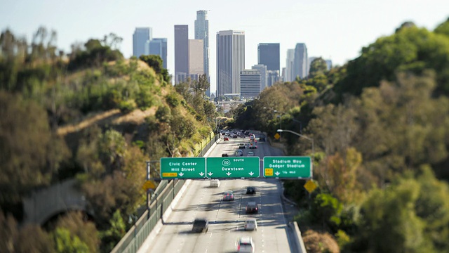 选择性聚焦，帕萨迪纳高速公路通往美国加州洛杉矶市中心的金融中心，延时视频素材