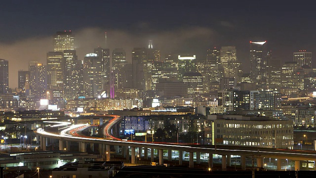 延时视图从海湾在旧金山天际线从波特雷罗山在晚上高速公路尾灯通往商业区，加州，美国视频素材