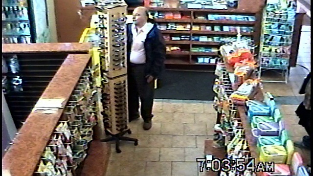 美国纽约布鲁克林，一名男子在便利店试穿太阳镜，然后环顾四周，把太阳镜放进夹克里，没有付钱就走开了视频下载