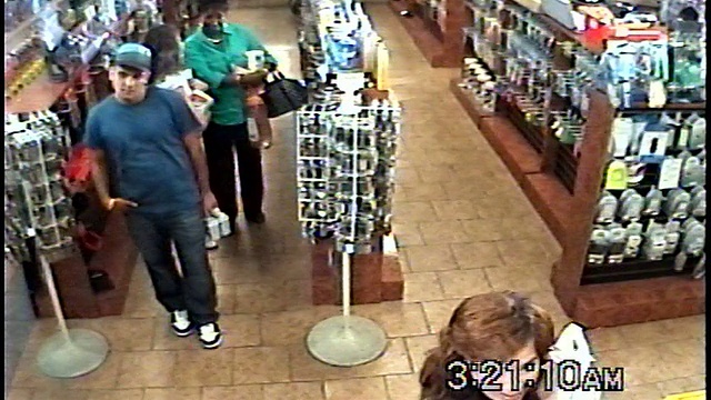 美国纽约布鲁克林，一名女子在便利店付款，其他顾客在她后面排队视频下载