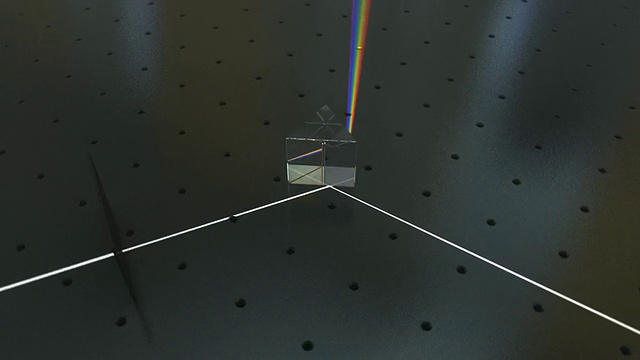 折射和反射入射的均匀白光的色散的等边棱镜光的折射导致光被分解成其组成的光谱颜色(彩虹的颜色)视频素材