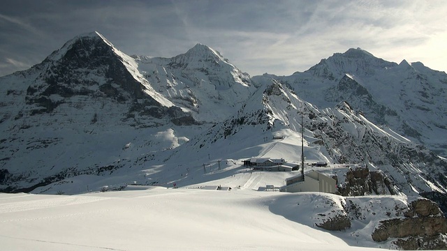 瑞士伯恩斯高地mannlichen / Grindelwald的WS滑雪者和徒步者视频素材