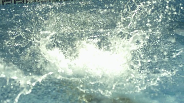 慢动作男孩进入游泳池从滑梯溅起，西班牙(个别帧也可以用作静态图像。每一帧的原始状态大约是6MB或大约12MB作为16位TIFF格式)视频下载