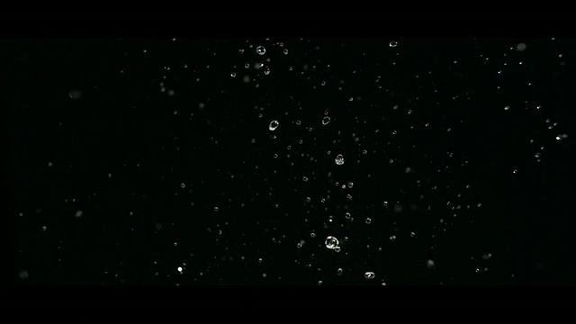 水滴或雨滴落在黑色视频购买