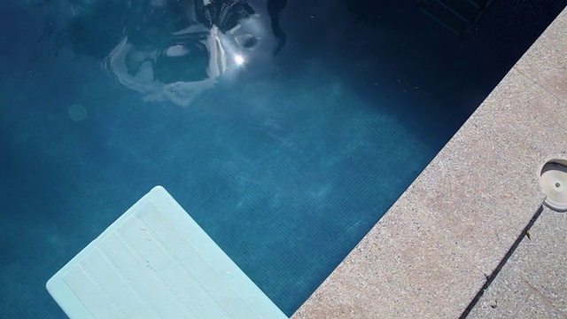 紧顶盘从跳水板横跨空的露天游泳池视频素材