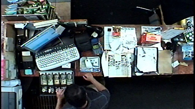 OH MS收银员在便利商店/布鲁克林，美国，纽约，收银员打开收银机和包装柜台后的食品杂货视频下载
