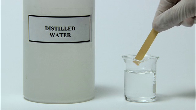 通用指示纸浸于蒸馏水中，化学性质为中性(非酸性也非碱性)。通用指示器在中性溶液中变成黄绿色视频下载