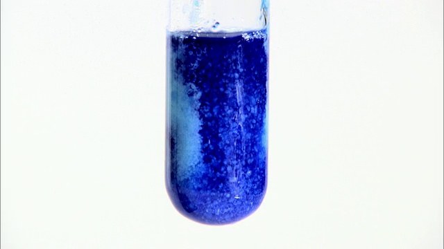 氨加入到氢氧化铜(II)的沉淀中。氨的存在引起了四胺二氢氧化锌的深蓝色络合物的形成视频素材