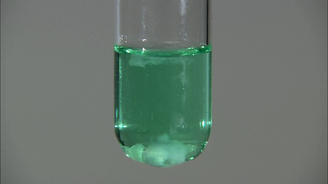 氢氧化钠滴入氯化镍中形成的氢氧化镍沉淀视频素材