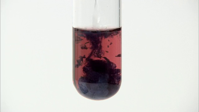 将氢氧化钠滴入氯化钴溶液中形成的氢氧化钴沉淀视频素材