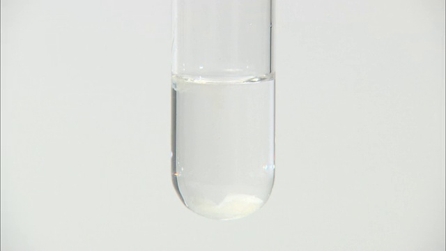 将氢氧化钠滴入氯化锰中形成的氢氧化锰(II)沉淀视频素材