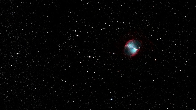 从环绕地球表面的哈勃望远镜向恒星HD 189733旋转;飞过著名的行星状星云M27视频素材