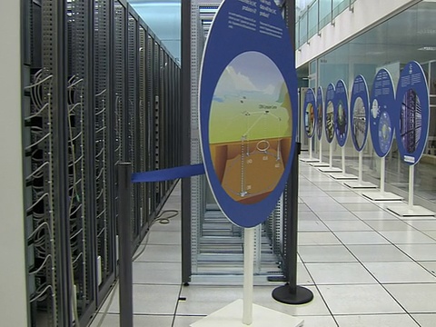 欧洲粒子物理研究机构CERN的计算机服务器库。视频下载