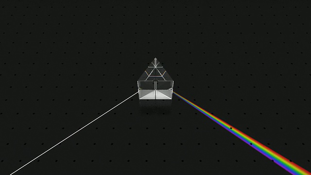 一种色散的等边棱镜使入射的均匀白光发生折射。光的折射导致光被分解成其组成的光谱颜色(彩虹的颜色)视频素材