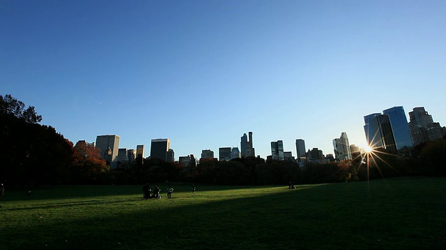 美国纽约，夕阳西下，人们在公园里散步视频下载