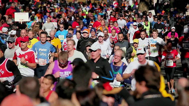 MS城市马拉松运动员在中央公园跑步，人们为跑步者欢呼/美国纽约视频下载