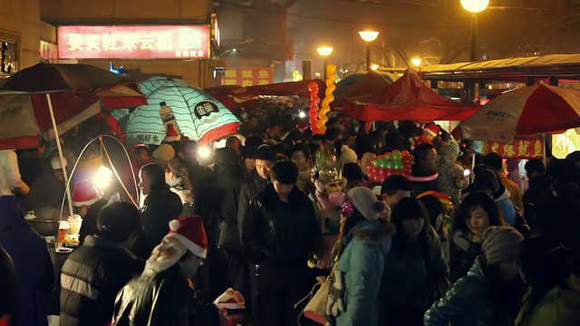 中国陕西西安平安夜街道LS图视频素材