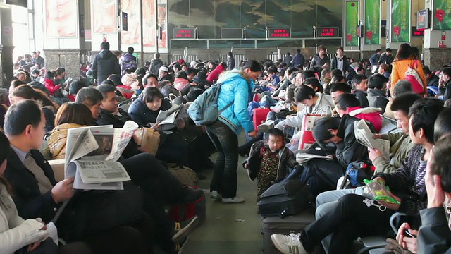 中国春节旅游高峰期间火车站候车室/陕西西安视频下载