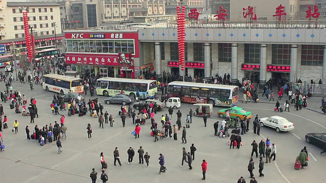 中国陕西西安火车站附近的HA T/L公交车站视频素材