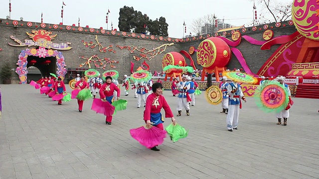 春节期间，中国陕西西安的秧歌表演视频下载