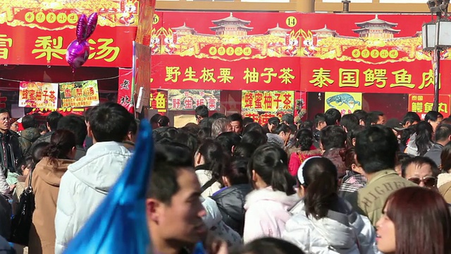 春节期间庙会的人群/陕西西安，中国视频下载