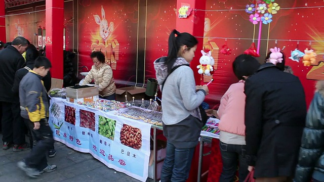 SWITH PAN人群在庙会春节期间/西安，陕西，中国视频下载