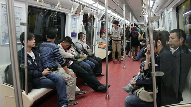 中国陕西西安地铁上的WS人视频素材