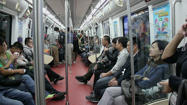 中国陕西西安地铁上的WS人视频素材