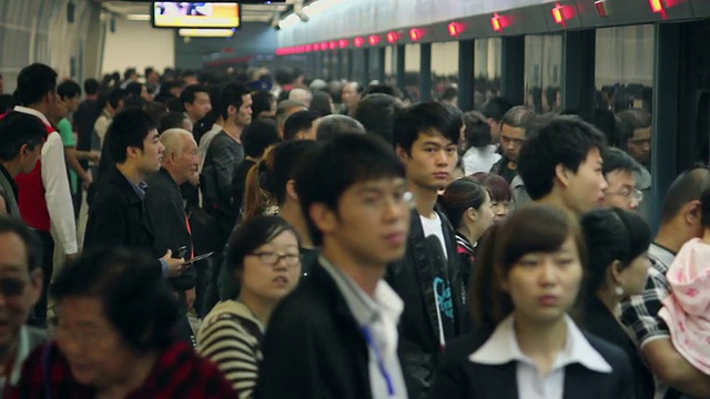 中国陕西西安地铁站里的人群视频下载