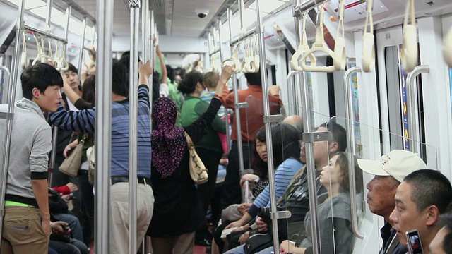 中国陕西西安地铁上的乘客视频素材