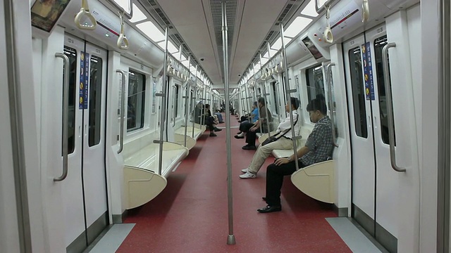 WS人在地铁/西安，陕西，中国视频素材
