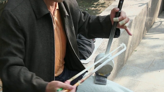 中国陕西西安，人们在公园演奏传统乐器视频下载