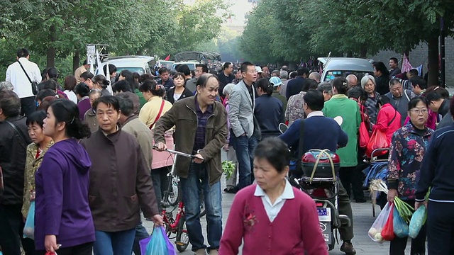 中国陕西西安街头市场的MS人群视频下载