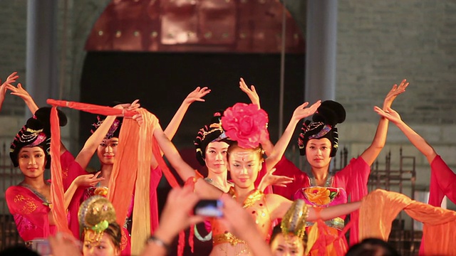 LS在中国陕西西安城墙前迎接客人的古老仪式视频下载