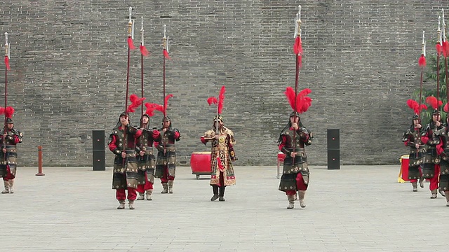 中国陕西西安城墙上穿着制服的古代战士视频下载