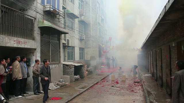 中国陕西汉城，人们在婚礼上燃放烟花视频下载