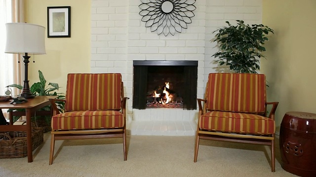 美国加利福尼亚州千橡市住宅壁炉旁的MS椅子视频素材