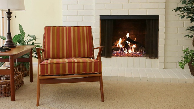 美国加利福尼亚州千橡市住宅壁炉旁的MS椅子视频素材