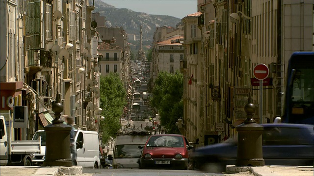 Long Shot Locked Down -长，直的马赛城市街道与纪念柱的距离/法国马赛视频下载