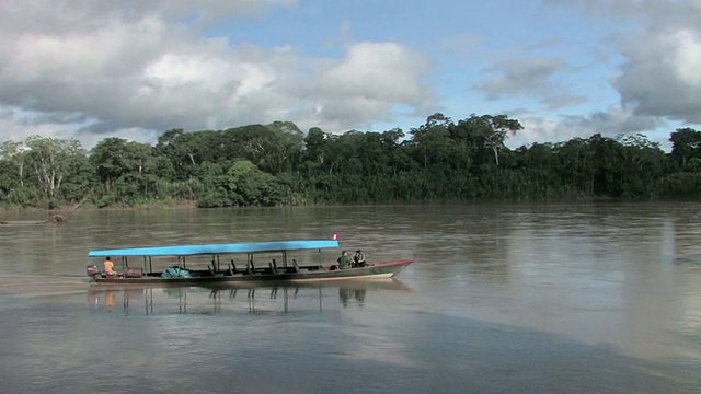 小船顺流而下/马努国家公园，秘鲁视频下载