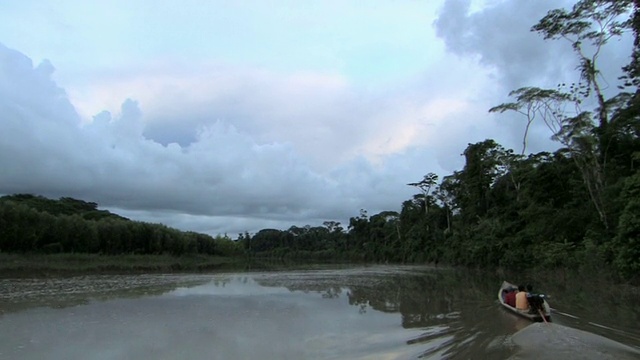 河上的WS TS小船/马努国家公园，秘鲁视频下载