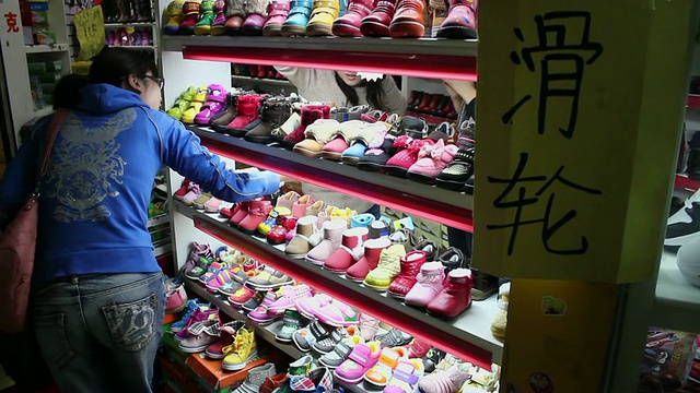 WS POV购物女孩市场/西安，陕西，中国视频素材