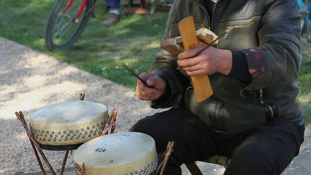 中国陕西西安，人们在公园里演奏传统乐器视频下载