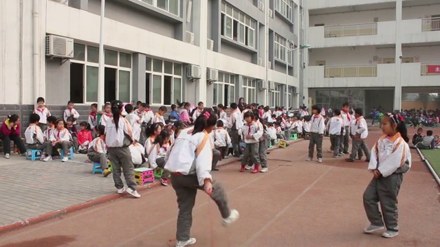 中国陕西西安，WS学校的学生在学校操场上玩耍视频素材