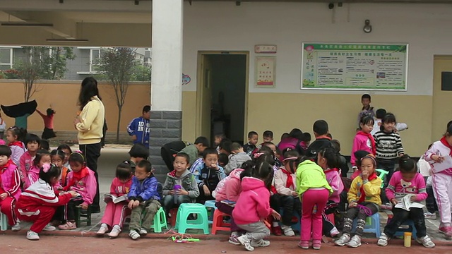 潘小姐在学校/西安，陕西，中国视频素材