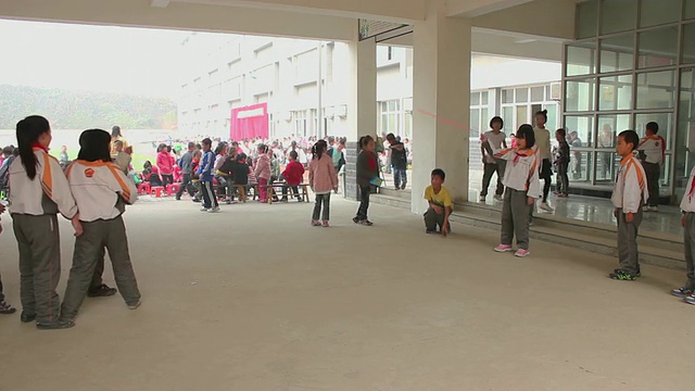 WS PAN学生在学校/西安，陕西，中国视频素材