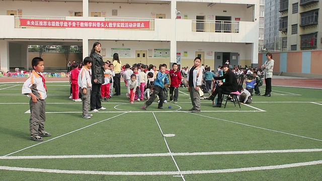 中国陕西西安，MS School的学生在学校操场上做运动视频素材